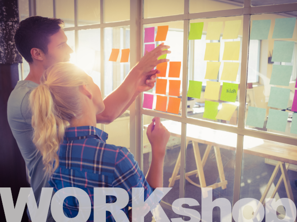 Mann und Frau diskutieren mithilfe von Haftnotizen Agile Geschäftsentwicklung in einem Management Consulting Workshop für dynamisches Wachstum und Innovation.