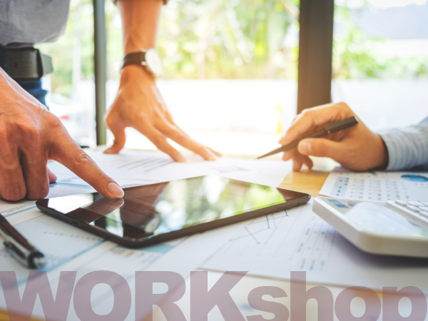 Moderation von einem Management Workshops für agile Skalierung mit einem Tablet und Papier.