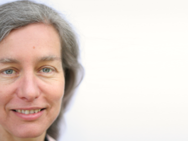 Frau führt Systemisches Führungskräfte-Coaching für nachhaltige Organisationsentwicklung und individuelles Wachstum durch und hält Augenkontakt.