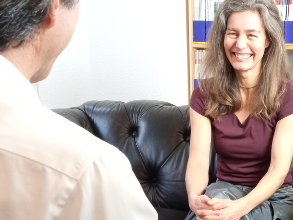 Ein Mann und eine Frau im Gespräch in einem agilen Coaching für Flexibilität, Zusammenarbeit und Innovation.