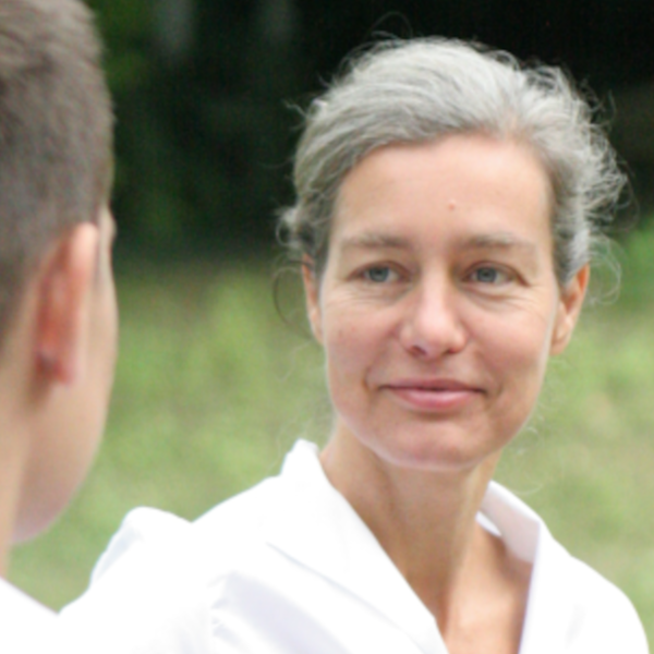 Frau in Unterhaltung in einem Experten-Coaching zur Entwicklung von Führungskompetenz