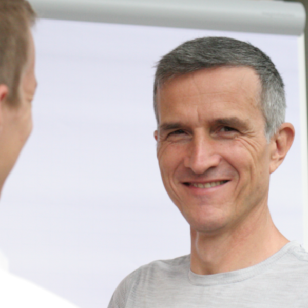 Mann im Gespräch in einem systemischen Führungskräfte-Coaching für nachhaltige Organisationsentwicklung und individuelles Wachstum.