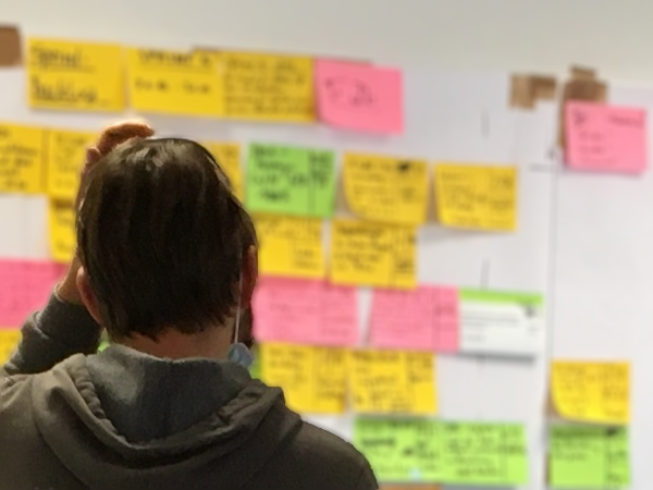 Link zu einem Scrum-Einführungs-Workshop mit Mann vor Zettelwand