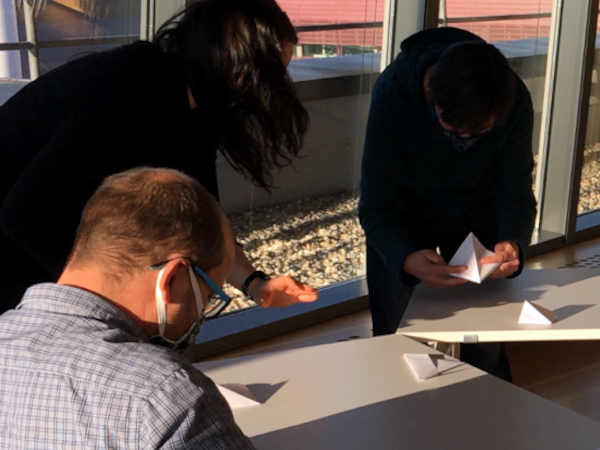 Eine Gruppe Menschen während einer Gruppenaktivität innerhalb eines Führungskräftetrainings oder  Führungskräfteseminars.