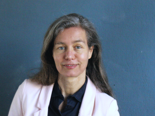 Frau führt Systemisches Führungskräfte-Coaching für nachhaltige Organisationsentwicklung und individuelles Wachstum durch und hält Augenkontakt.