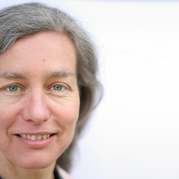 Frau schaut in die Kamera