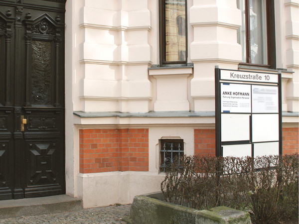 Eingangsbereich der ANKE HOFMANN GmbH & Co. KG in der Kreuzstraße 10, Leipzig.